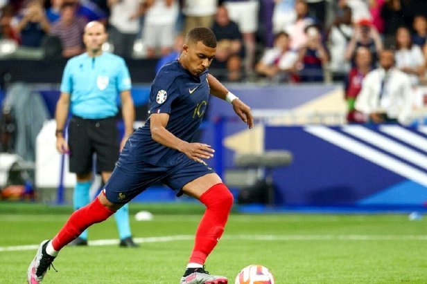 皇马内讧！姆巴佩怒批维尼修斯传球自私