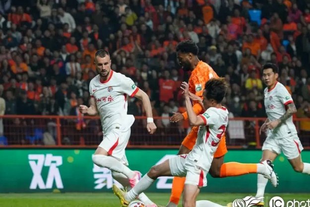 叶博亚助攻金永浩破门，海牛3-0胜泰山