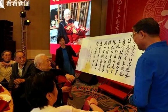 武磊为93岁师爷年维泗祝寿：我们会把年指导精神传递下去