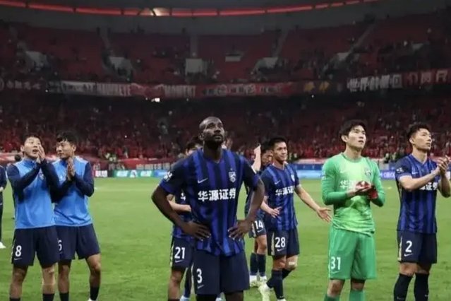 武汉三镇逆转比分！贝维斯3分钟双响，李昊罕见失误，媒体人不满